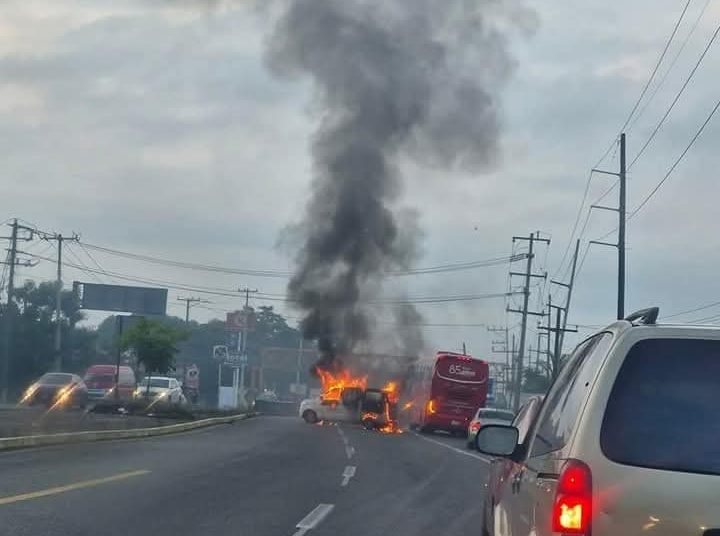 Reportan motín en penal, incendio de vehículos y bloqueos en Villahermosa