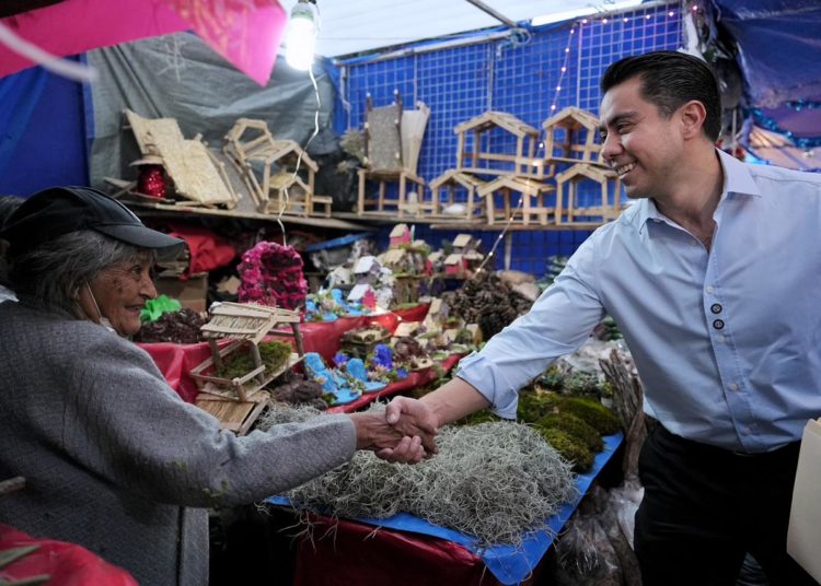 Reinaugura Felifer Macías el Tianguis Navideño de La Cruz