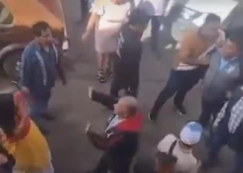 Captan a alcalde morenista golpeando a una mujer indígena en San Pedro Ixtlahuaca, Oaxaca