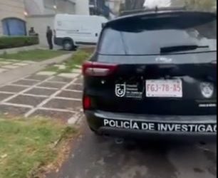 Hallan los cuerpos de dos hombres dentro de camioneta en un domicilio de Polanco