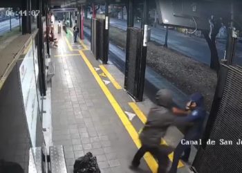 Hombre arroja a mujer policía al paso del Metrobús en Canal de San Juan
