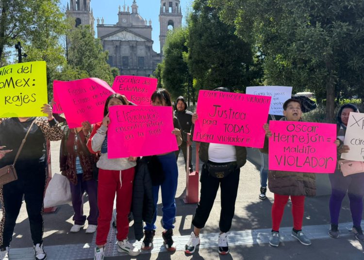 Mujeres se manifiestan en el PJ de la CDMX; exigen proceso penal contra de Óscar Herrejón acusado de violación y fraude
