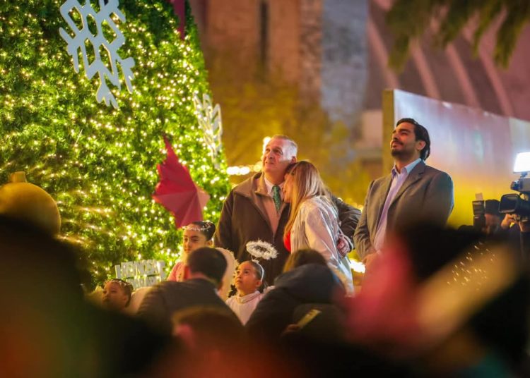 Reynosa ilumina la temporada con majestuoso árbol navideño