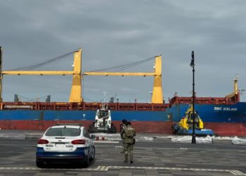 Barco se impacta contra malecón en Veracruz por fuertes vientos