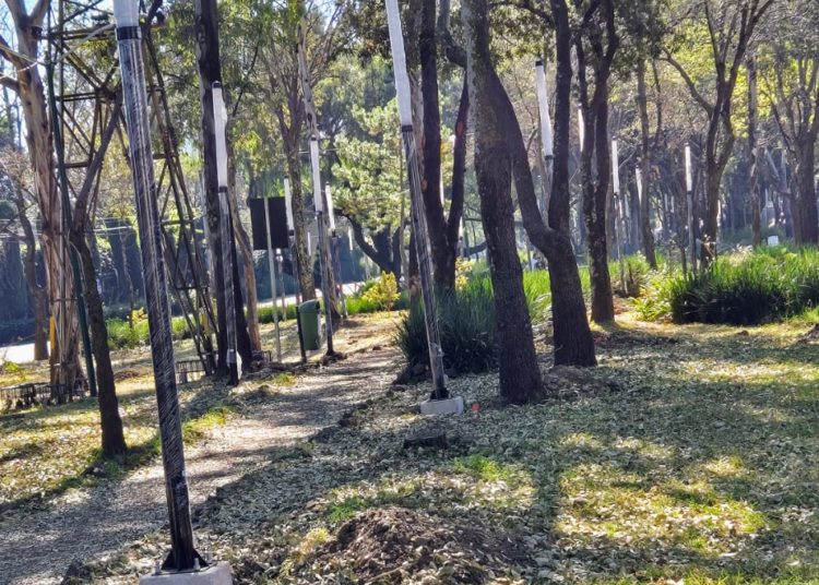 Vecinos de Jardines del Pedregal cuestionan instalación de luminarias en Boulevard de la Luz