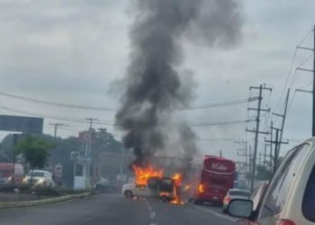 Reportan motín en penal, incendio de vehículos y bloqueos en Villahermosa