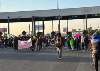 Trabajadores sindicalizados del municipio de Ecatepec toman la caseta México-Pachuca