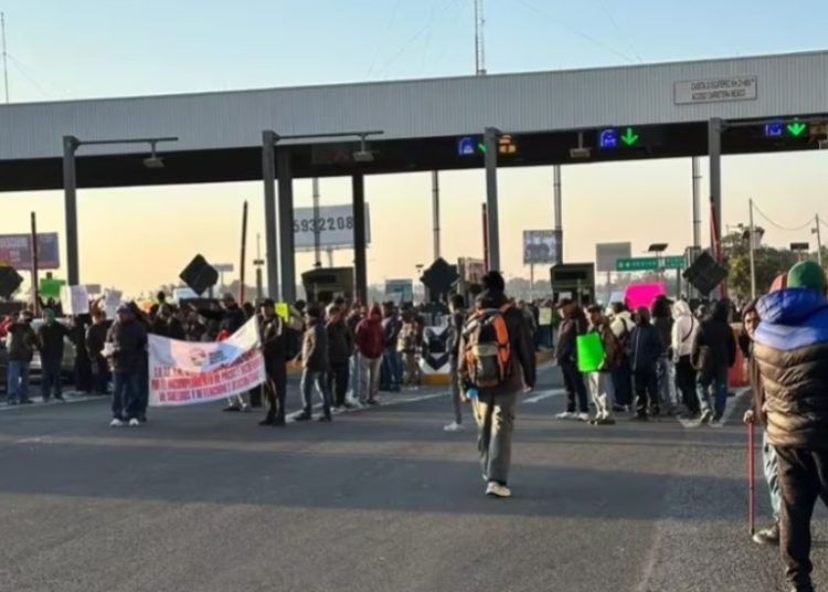 Trabajadores sindicalizados del municipio de Ecatepec toman la caseta México-Pachuca
