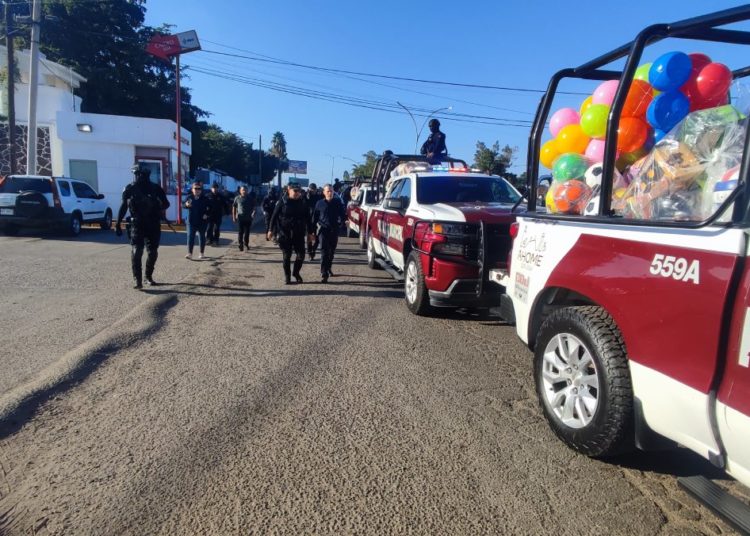 Policlaus reparte 16 mil 400 regalos a niñas y niños de Ahome