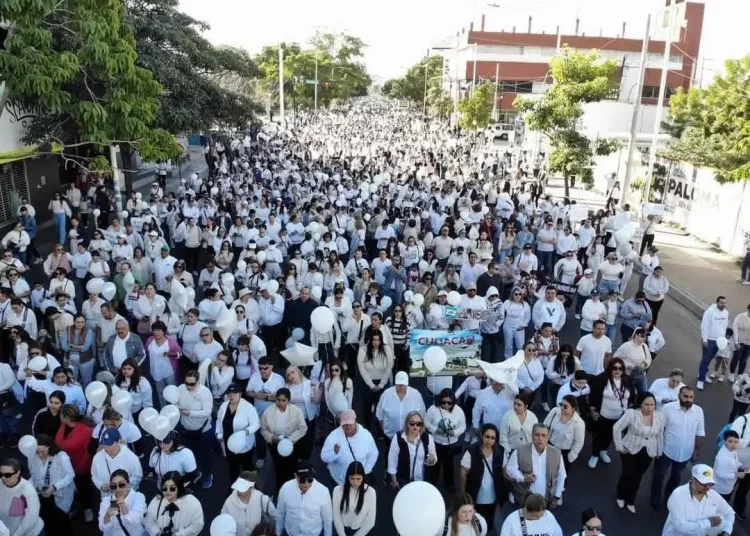 Miles exigen justicia por la muerte de los hermanos Alexander y Gael Antonio; toman Palacio de Gobierno en Culiacán