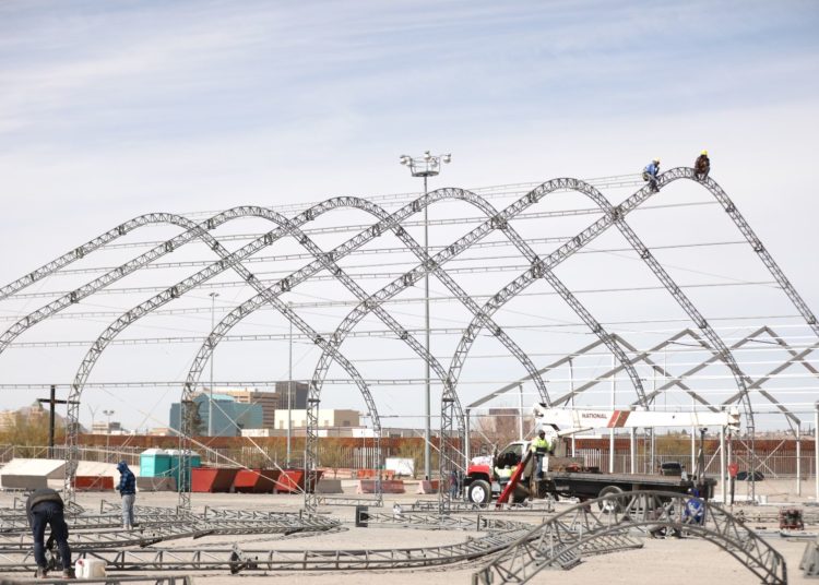 Trabaja Ciudad Juárez en levantar campamento para atender a migrantes que deporte EU