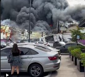 Incendio masivo consume casino y parque en Plaza Cinépolis de Culiacán