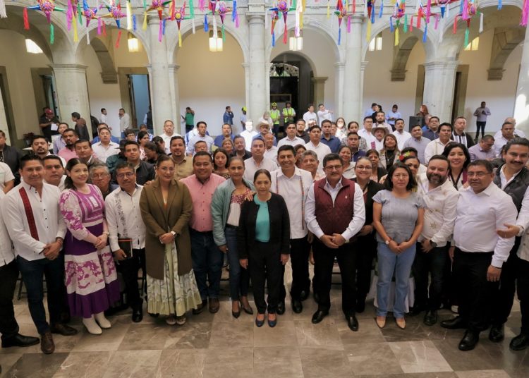 Entrega Gobierno de Oaxaca acreditaciones a autoridades municipales, en proceso ágil y transparente