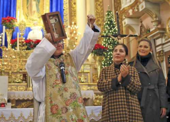 Cabildo de Guadalupe sesiona en iglesia y da llaves de la ciudad a la Virgen en Zacatecas