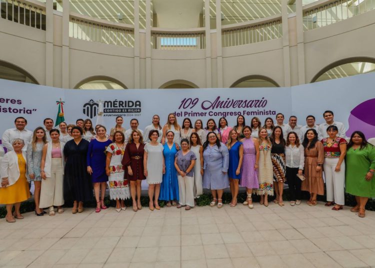 Alcaldesa de Mérida entrega propuesta de reforma a Ley 3 de 3 en el aniversario del Primer Congreso Feminista