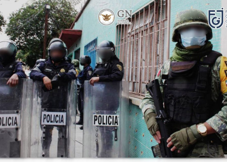 Caen 4 tras cateos en Iztacalco y Xochimilco, CDMX; les aseguran armas y droga