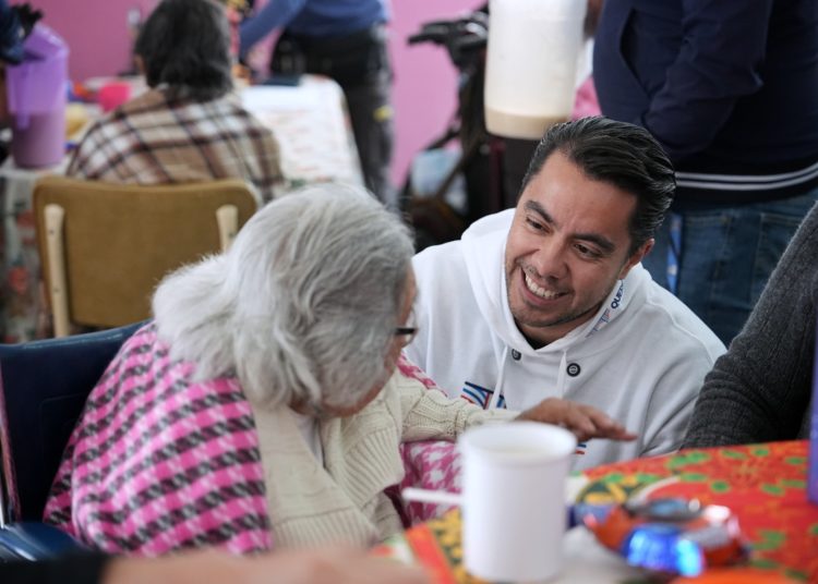Celebra Felifer Macías el Día de Reyes con adultos mayores