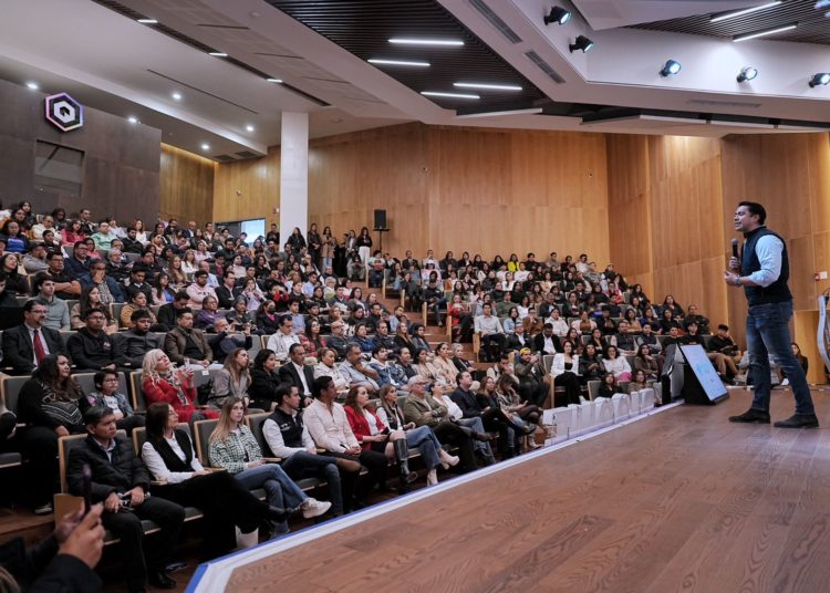 Inaugura alcalde Felifer Macías Qronectando al Futuro