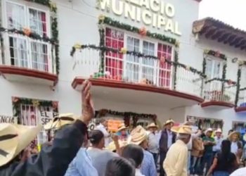 Pobladores toman el palacio municipal de Luvianos en rechazo al nuevo edil