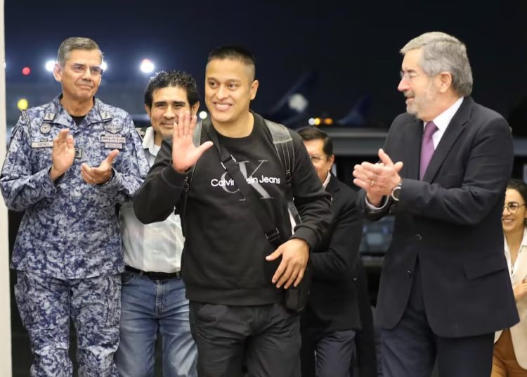 Mexicanos secuestrados por hutíes llegan a México