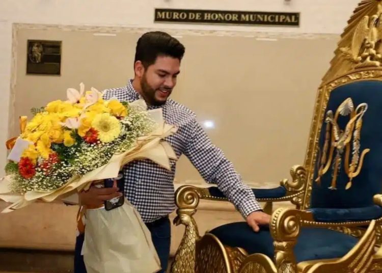 Alcalde de Elota presume su nueva silla dorada al estilo “palacio real”