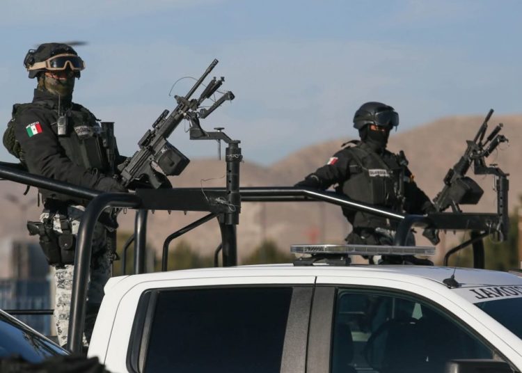 Ejército y Guardia Nacional aseguran escaleras presuntamente usadas por migrantes en frontera de Ciudad Juárez