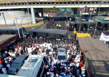 Transportistas bloquean la autopista México-Querétaro y generan caos vial en la CDMX
