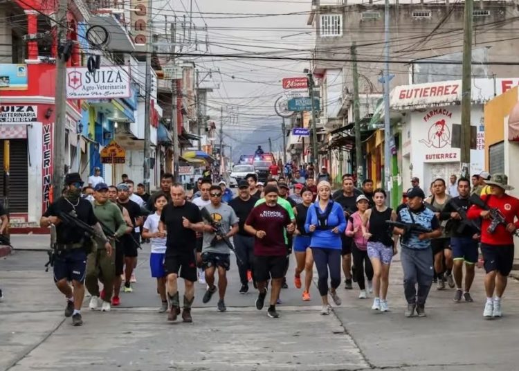 Alcaldesa de Frontera Comalapa, Chiapas sale a correr con escoltas