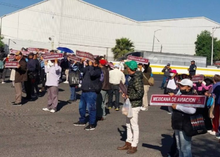 Vecinos de Tultitlán bloquean caseta de Tepotzotlán, piden revertir el cambio de nombre de la colonia Cuarta Transformación