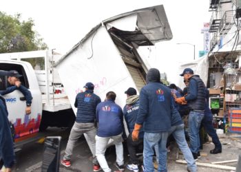 Alcaldía Cuauhtémoc retira estructuras metálicas instaladas sin autorización en la vía pública