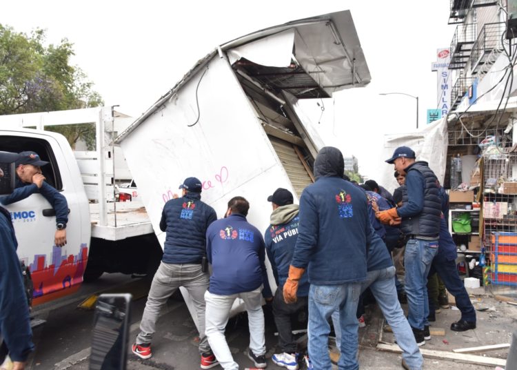 Alcaldía Cuauhtémoc retira estructuras metálicas instaladas sin autorización en la vía pública
