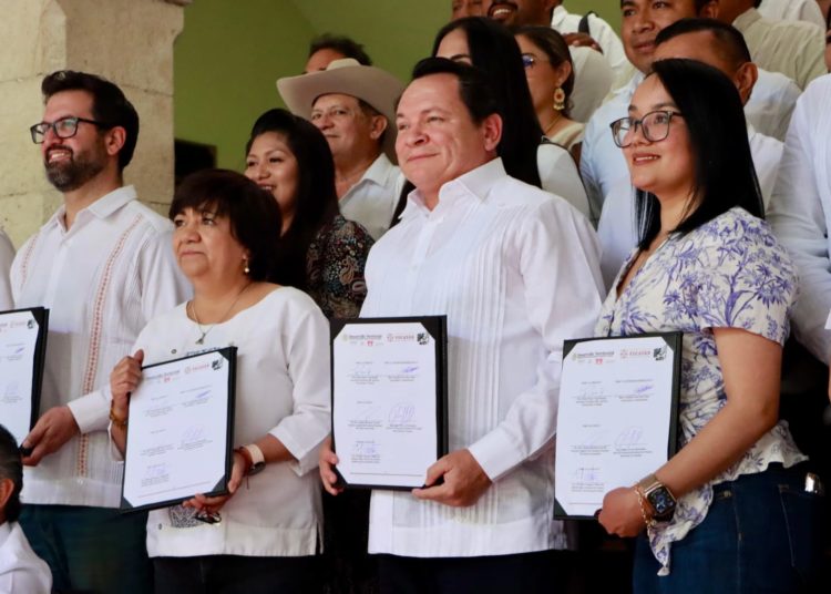 Firman convenio para garantizar viviendas dignas para las familias de Yucatán