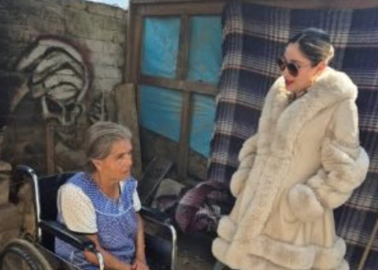 Presidenta del DIF Pátzcuaro entrega apoyos con insultante elegancia