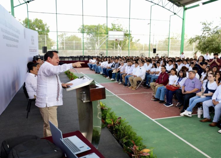 Entregan más de 400 computadoras portátiles a 13 bachilleratos estatales