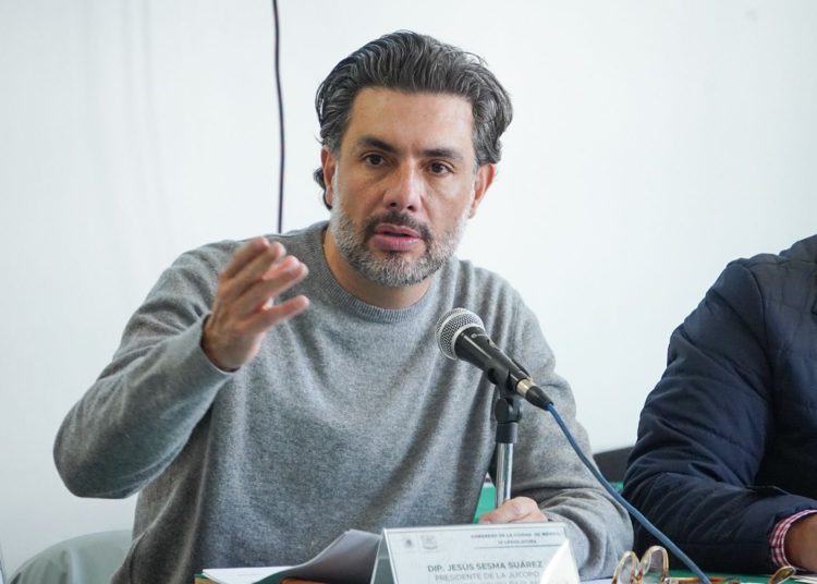 Protesta gremio taurino y gallero en Congreso de la CDMX, agreden al diputado Jesús Sesma