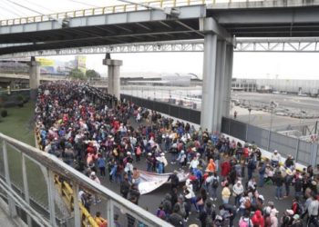 Maestros de la CNTE bloquean accesos al Aeropuerto Internacional de la Ciudad de México