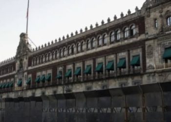 Vallas en Palacio Nacional son para proteger a las manifestantes, asegura Sheinbaum