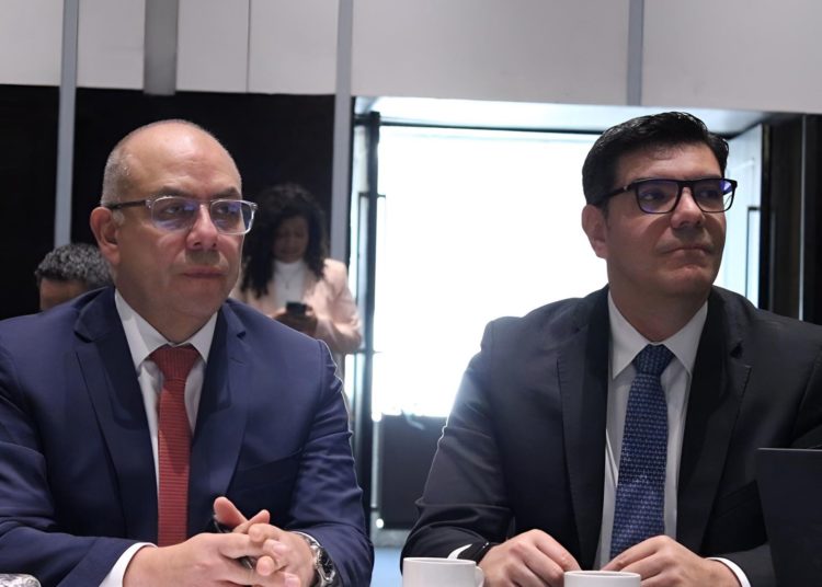 Ventas de vehículos pesados caen 44.5% mientras los autobuses foráneos aumentan 135.5%