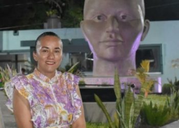 Alcaldesa de Tlalixcoyan devela cabeza colosal parecida a ella