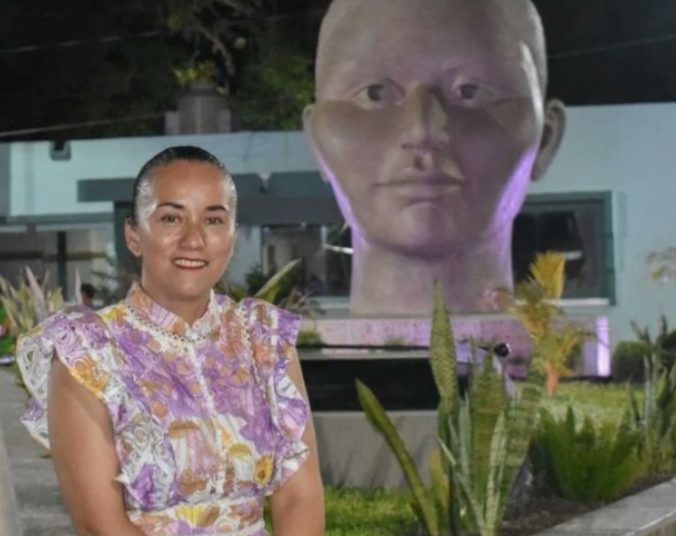 Alcaldesa de Tlalixcoyan devela cabeza colosal parecida a ella