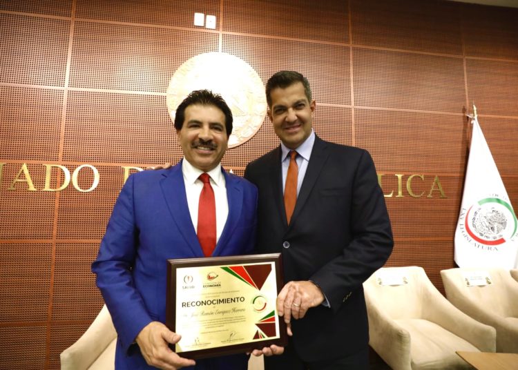 Senado distingue a José Ramón Enríquez por su programa de cirugías oftalmológicas