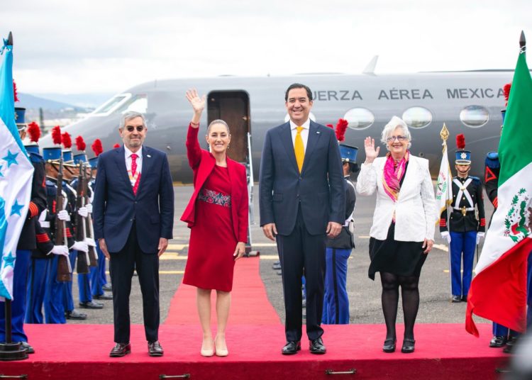 Sheinbaum llega a Honduras para participar en la Celac