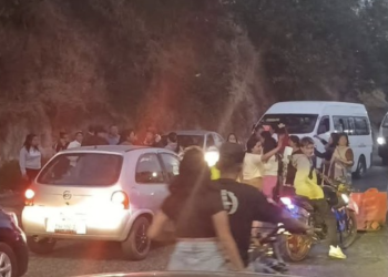 Se confrontan pobladores con policías en Naucalpan por secuestro de menor