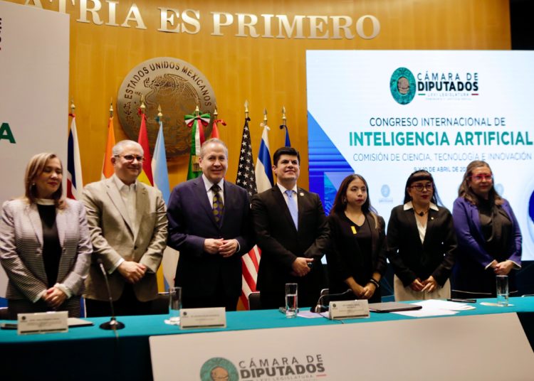 Eruviel Ávila propone alianza nacional para legislar sobre inteligencia artificial en México