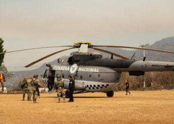 Llega helicóptero de la Guardia Nacional para combatir incendio en Tepoztlán