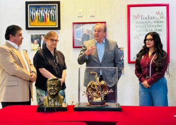 David Martínez Mendizábal recibe distinción por su trayectoria: Diputada Federal le entrega el Premio Águila Real