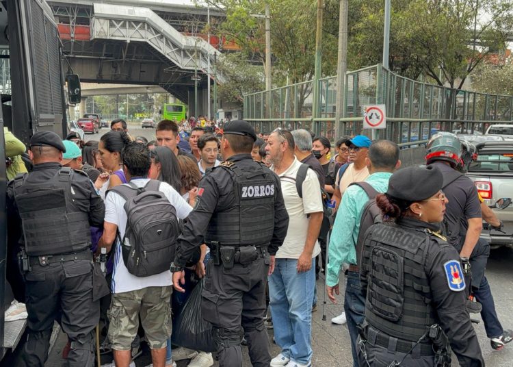Desalojan trenes en Línea B del Metro; suspenden servicio hacia Ciudad Azteca