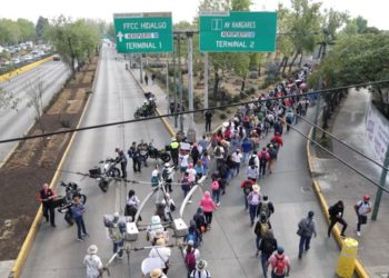 Protestan maestros de la CNTE en el AICM, analizan hacer plantón indefinido en el lugar
