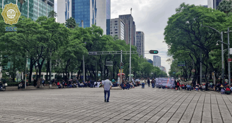 CNTE bloquea Paseo de la Reforma y amaga conseguir