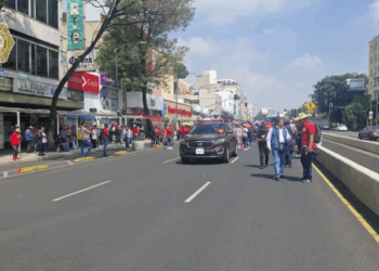 Marcha CNTE al Caballito, en un día más de protestas en la CDMX